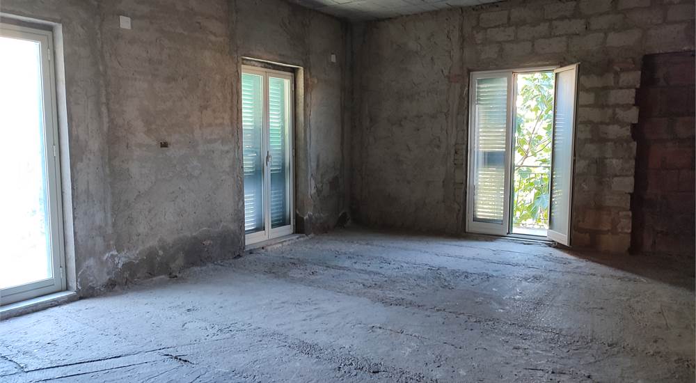 Ampio salone P1 prospiciente il giardino