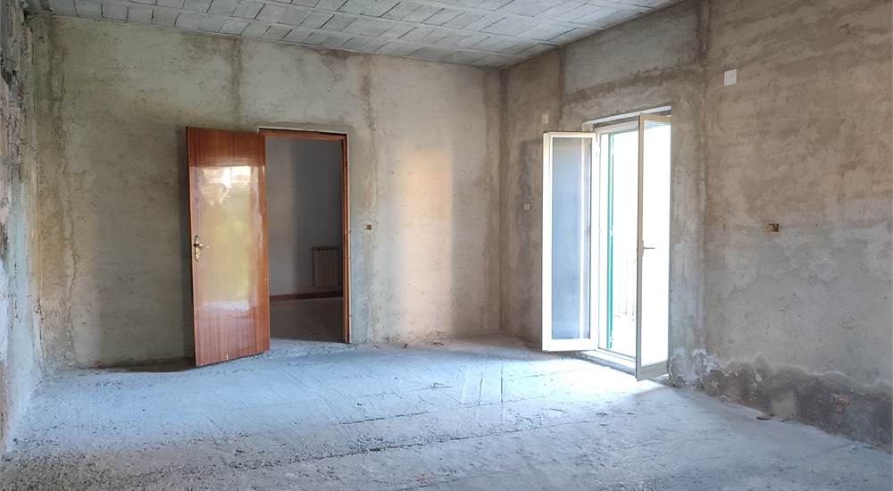 Ampio salone P1 prospiciente il giardino